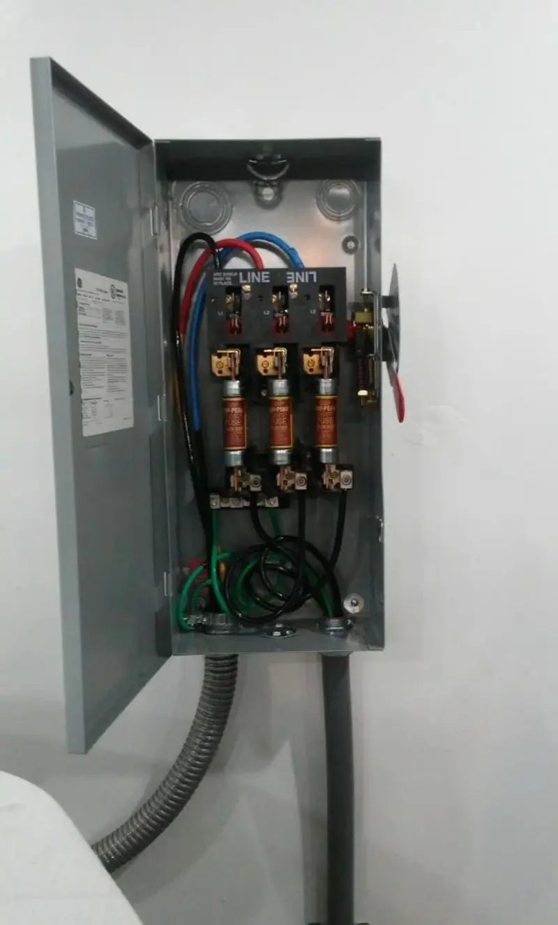 Three-phase disconnect switch installed for Smoke Detector Installation in Daleville